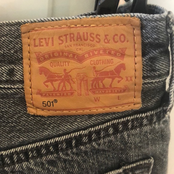 Women’s Levi’s 501 Black Jean Shorts - Picture 3 of 5